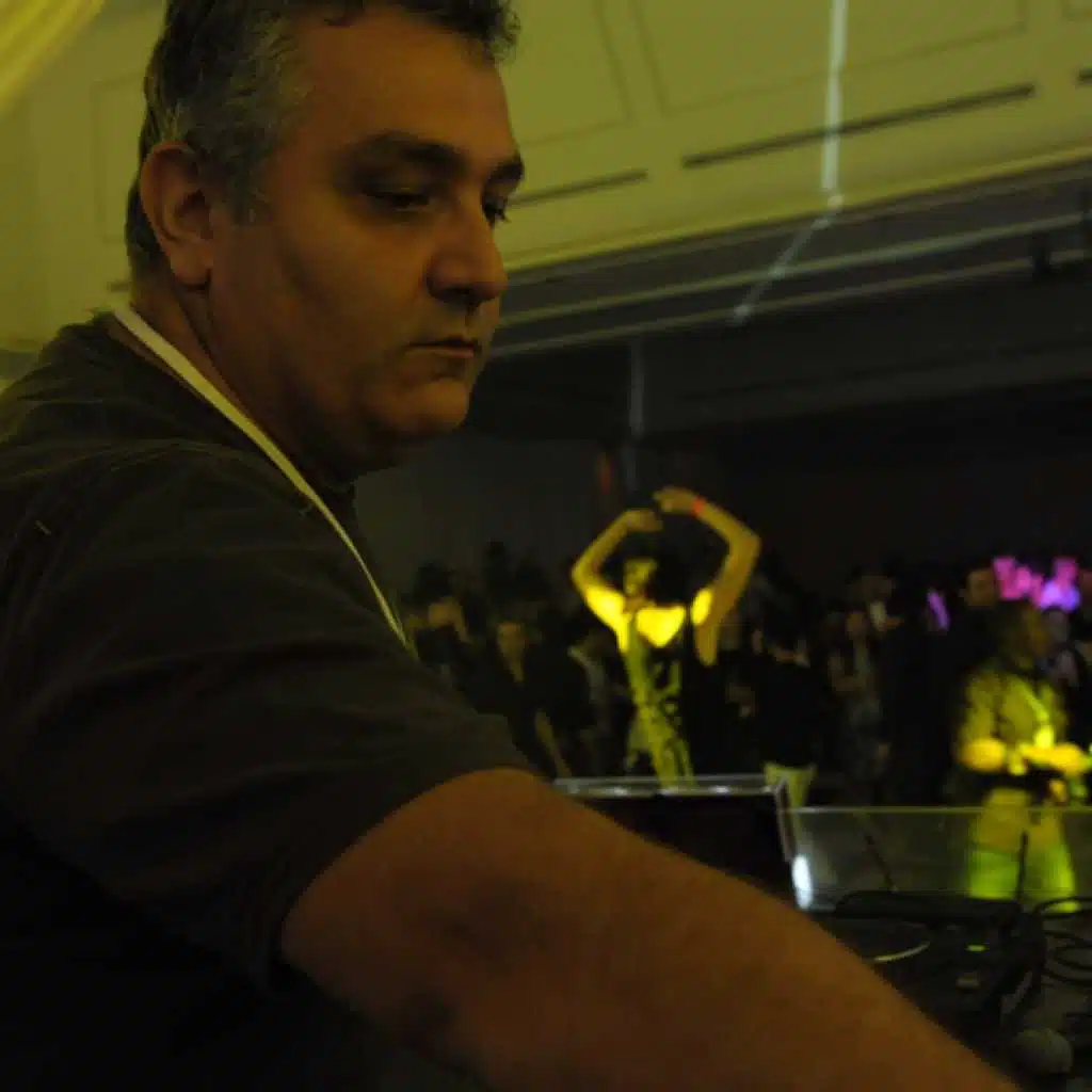 طالعة من بيت أبوها(مع ايلي عطية)