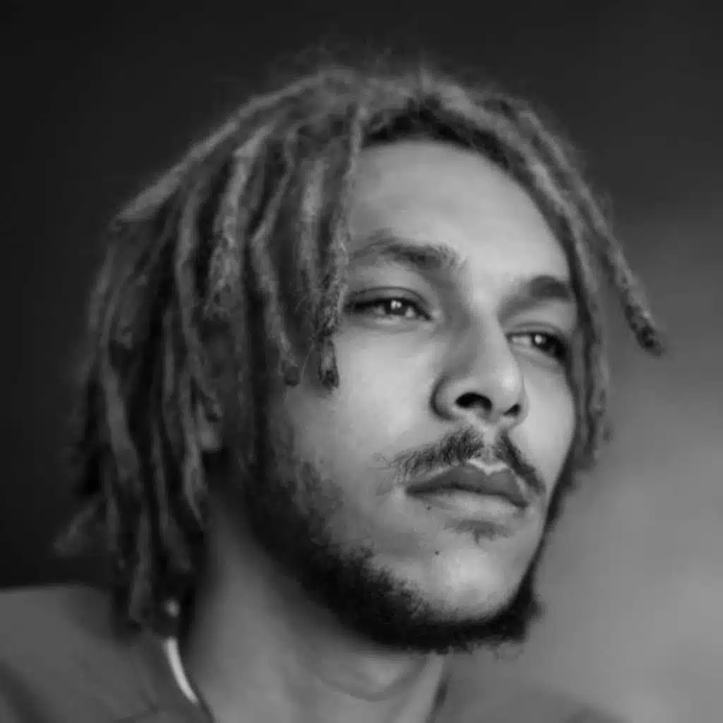 المكان كئيب