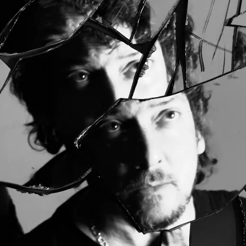 León Larregui
