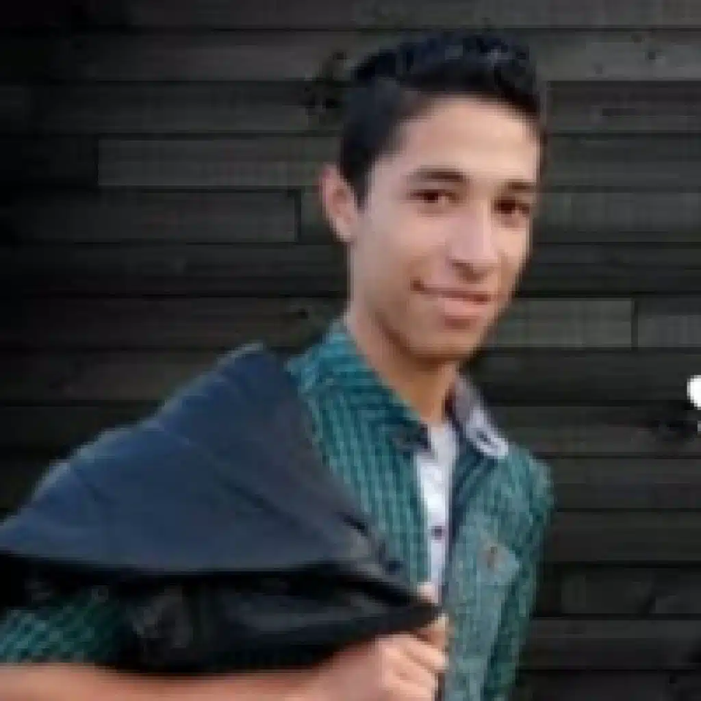 لسه عايش قلبى