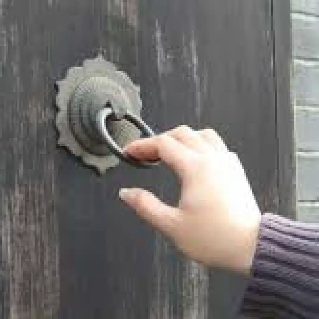 هل أطرق بابك