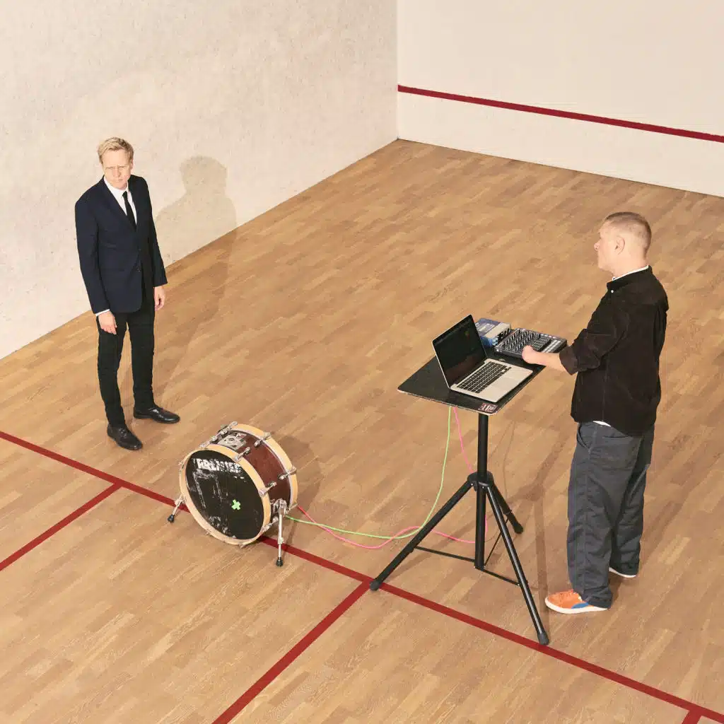 V (feat. Michael Møller)