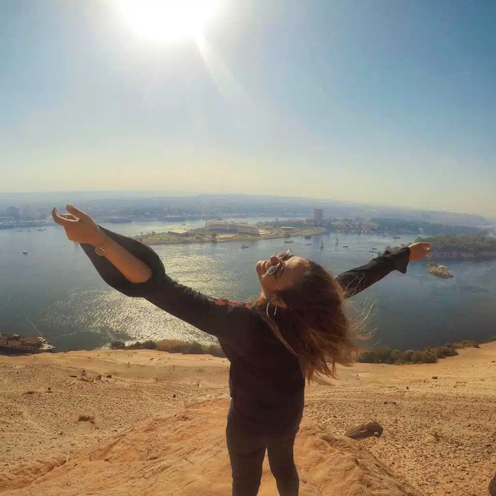 مهرجان بنت الجيران لحسن شاكوش و عمر كمال (بهوايا انت قاعدة معايا)