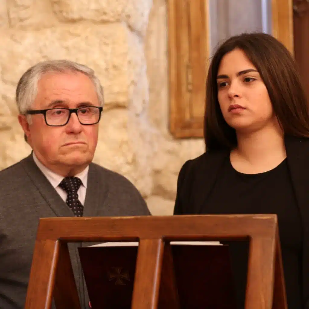 اليوم علق على خشبة