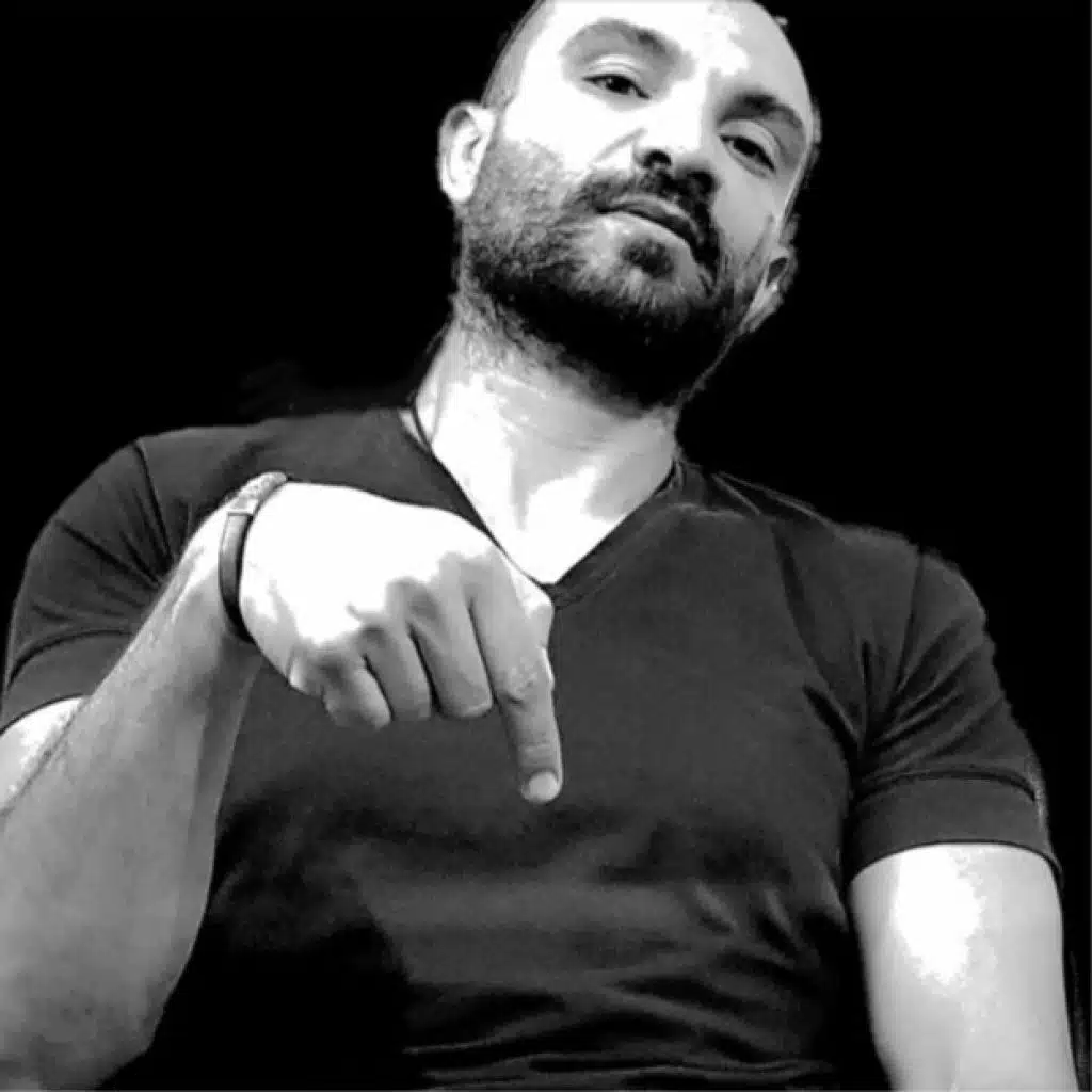 يبوس علي ايدي