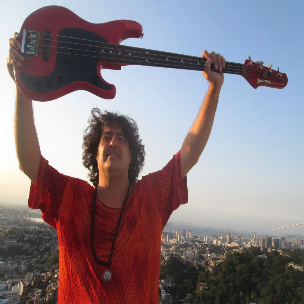 Só na Multidão (feat. Cristiano Gualda)