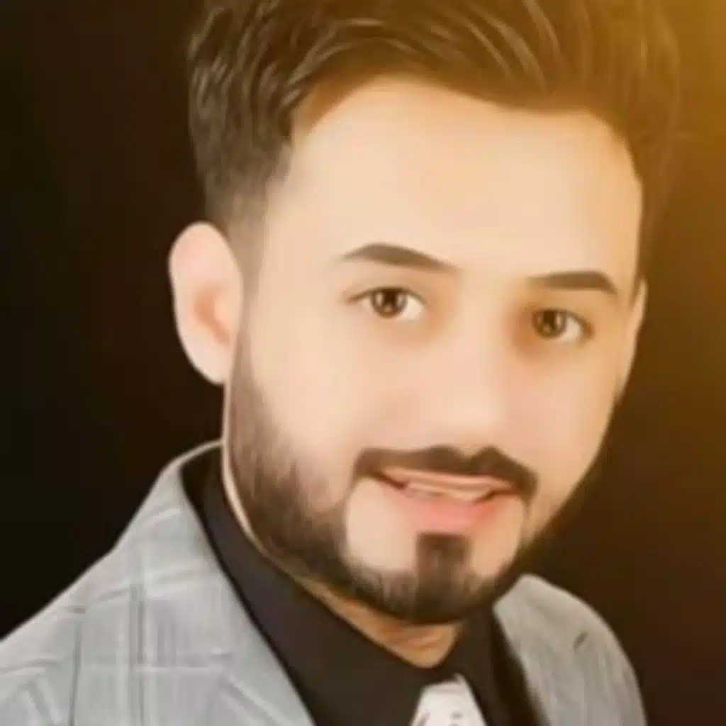 يلوك التاج على جتافه