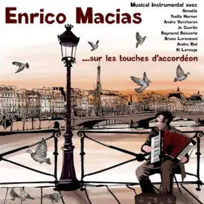 Chansons d'Enrico Macias, sur les touches d'accordeon. Musical instrumental avec