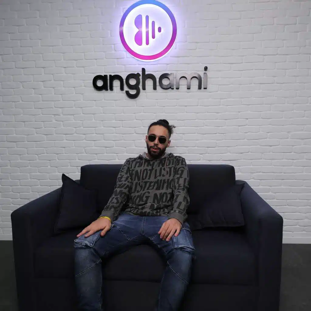 أبو الانوار على كنبة أنغامي