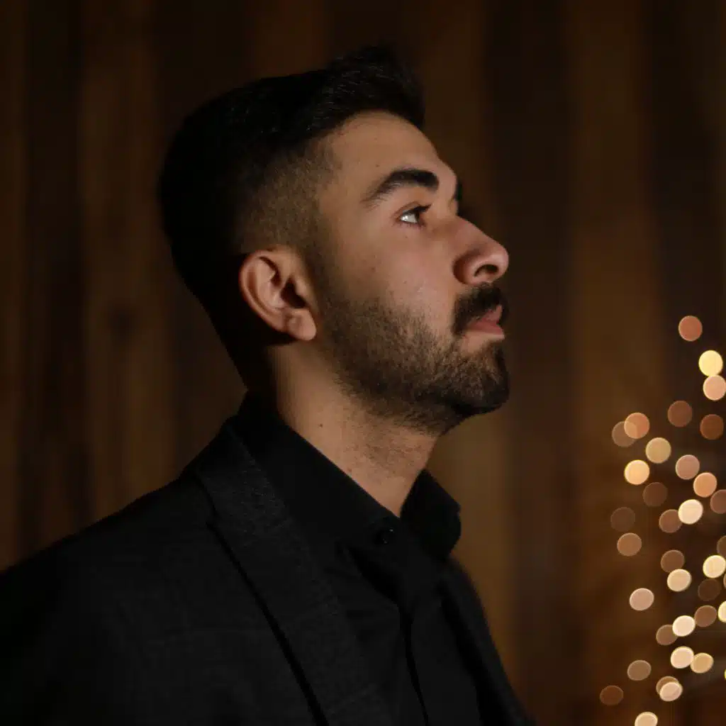 يرتسم أمامي محيّاك / يا من هواه