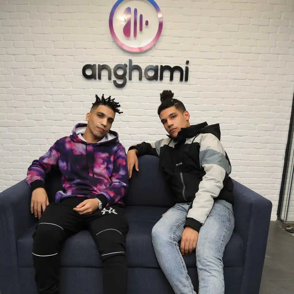 دبل زوكش على كنبة أنغامي