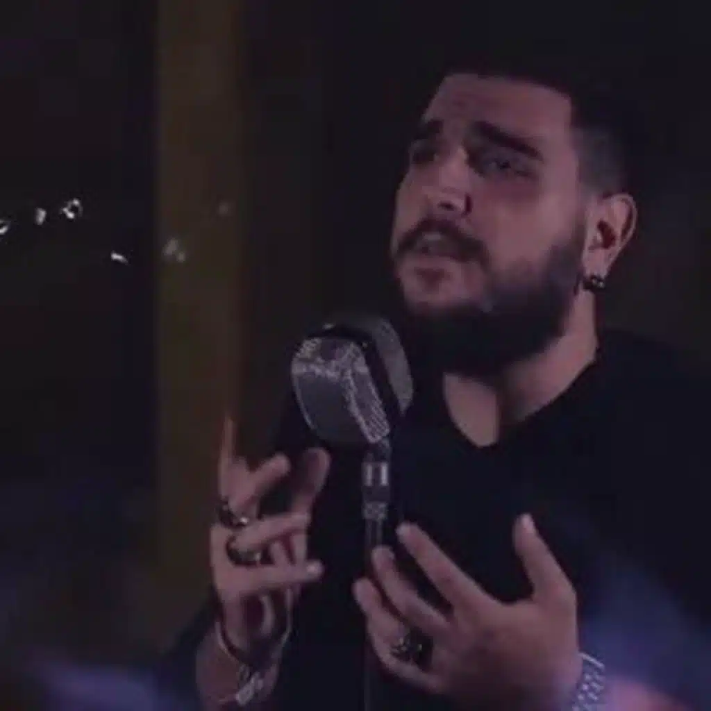 اليوم علق على خشبة