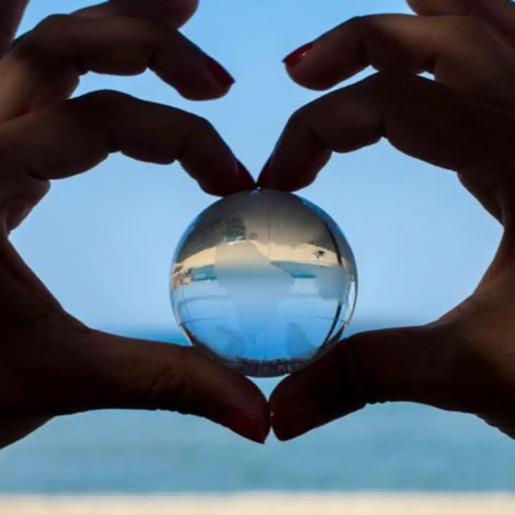 بحلم بمكان - I Dream Of A World