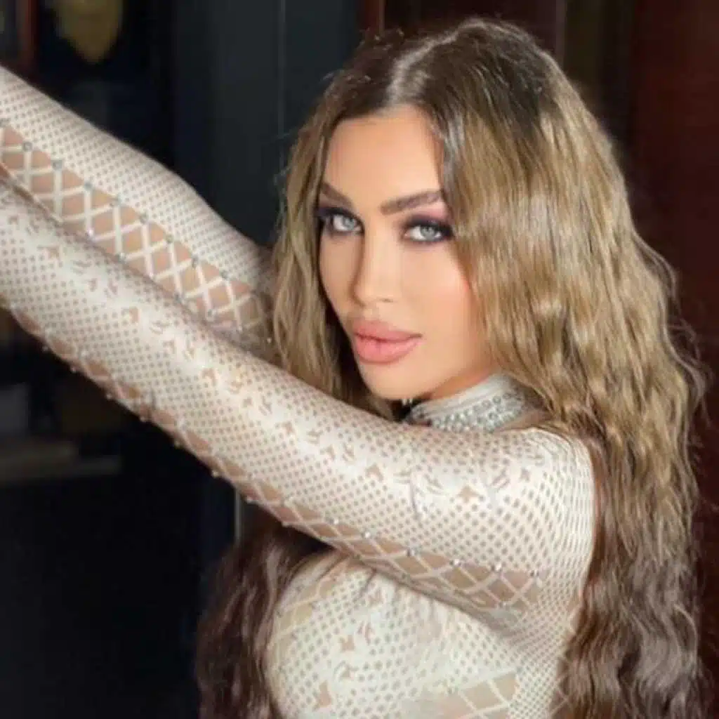 عيونو بتبكي