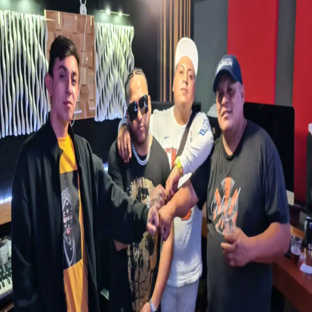 La Vueltita (feat. Mk En La Casa, Jeter Mendez & Phineas Flakko)