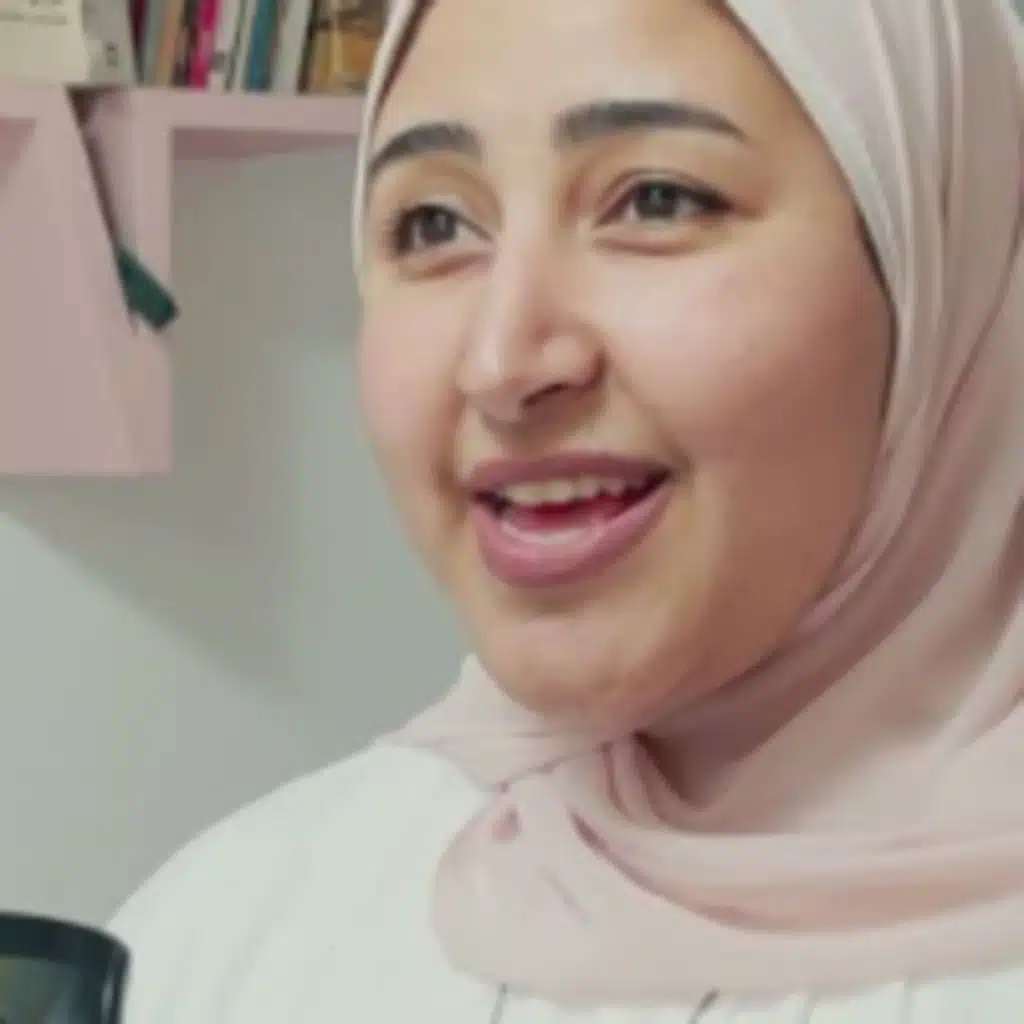 إن ما قدرتش تضحك ما تدمعش