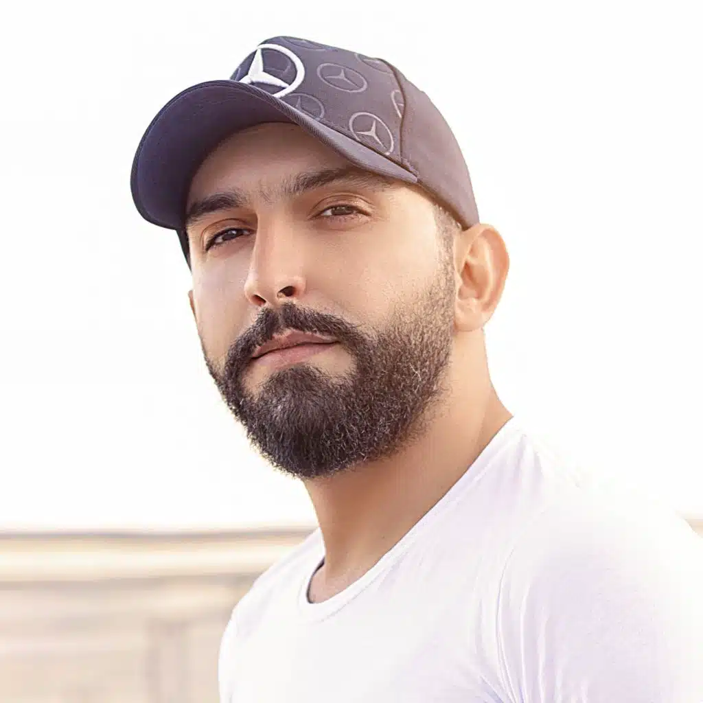 يغني أعماله