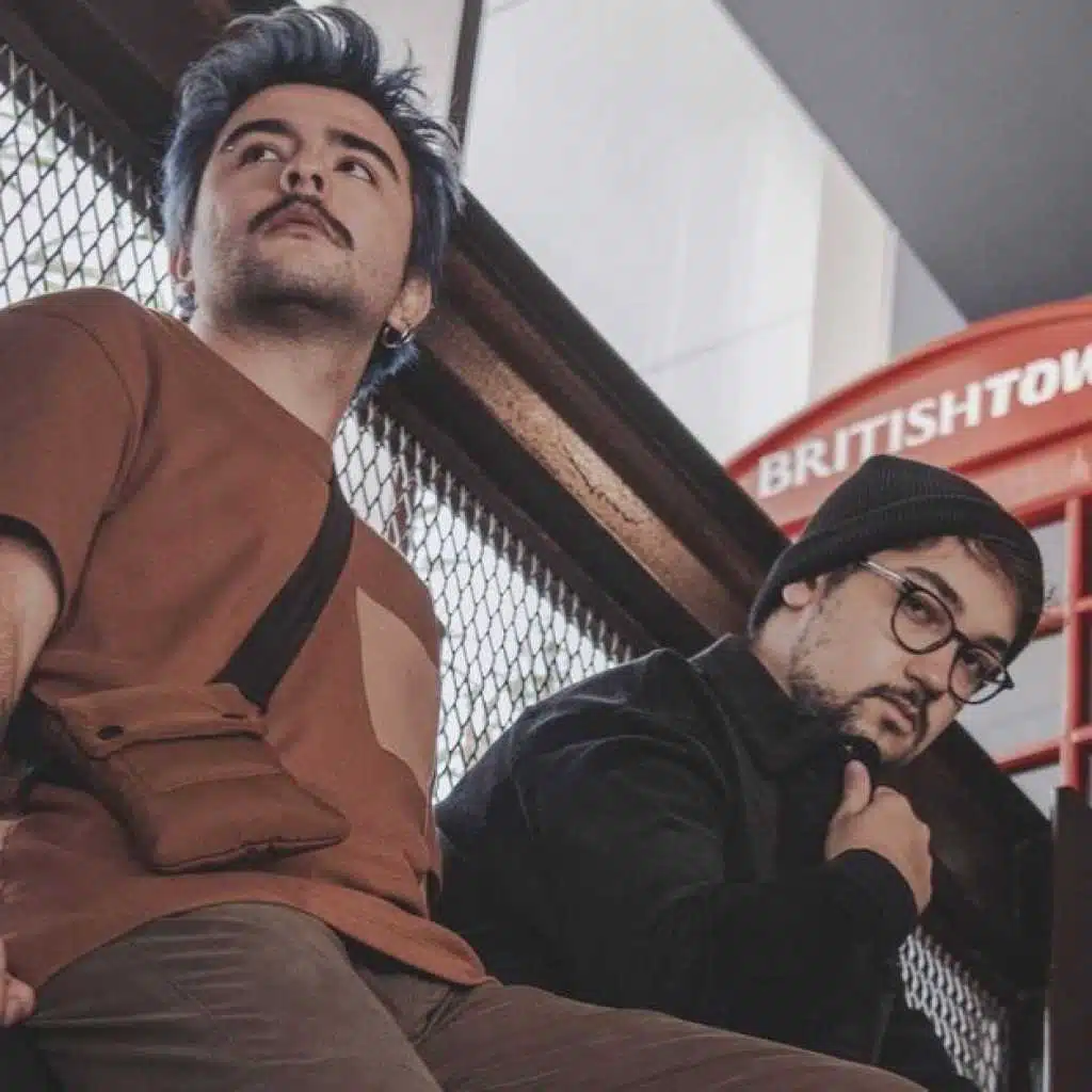 Perdenin Ardındakiler