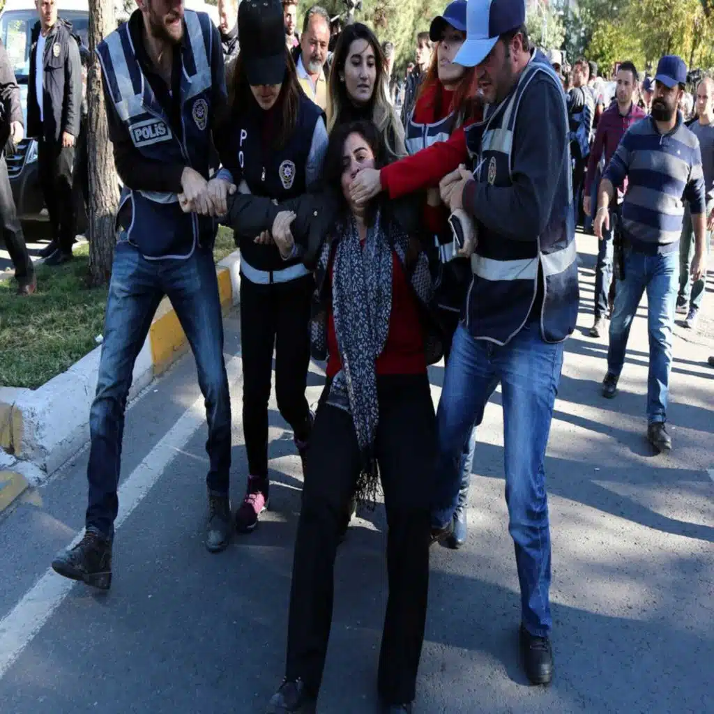 استمرار مسلسل تعريه النساء في سجون أوردغان ونساء تروين التفاصيل 