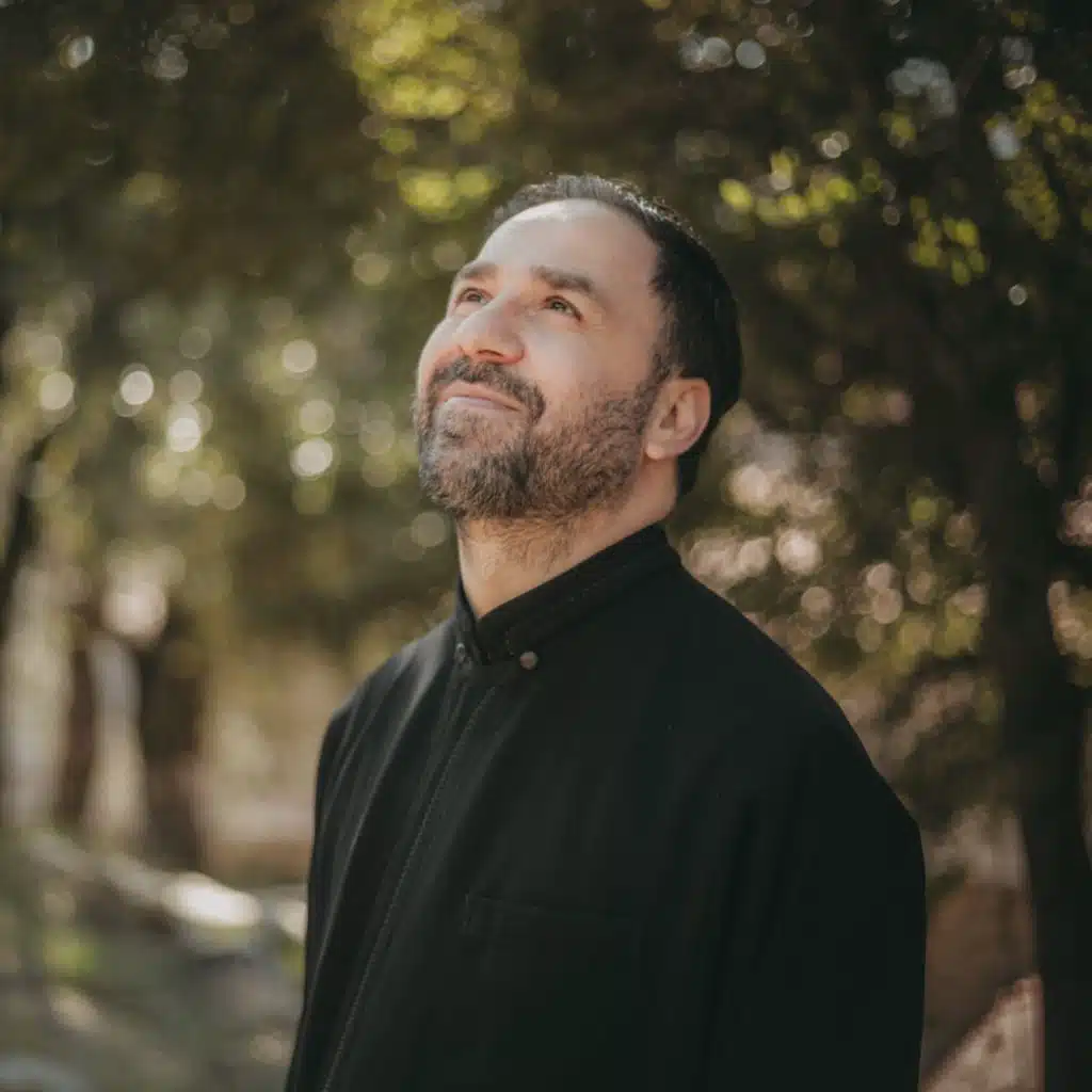 رفعتُ عينيّ