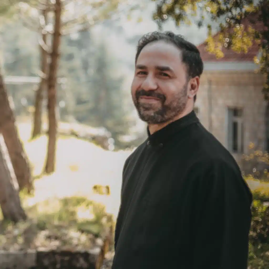 من ذا الذي يفصلني