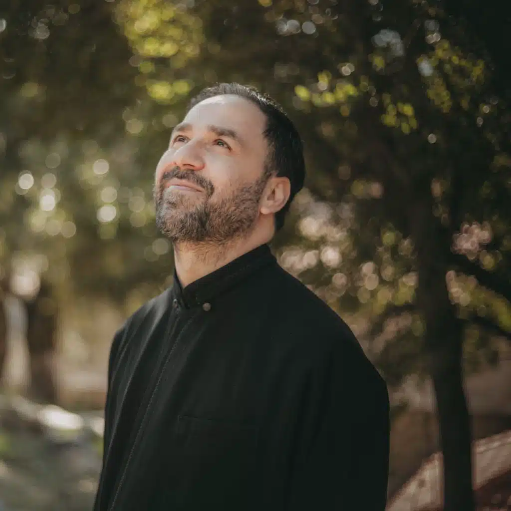 إليك الوردُ يا مريم