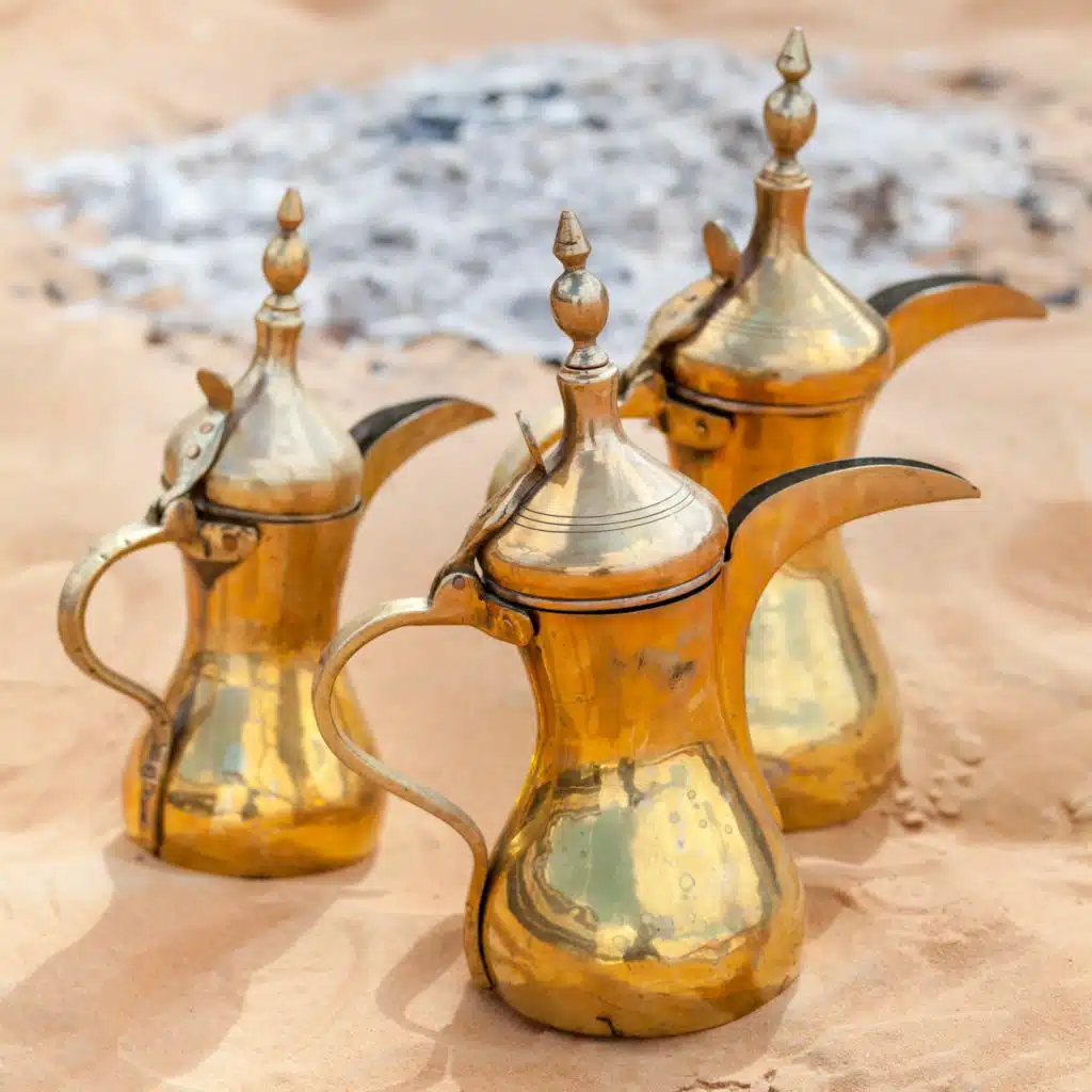 القهوة العربية رمز الكرم وعنوان الضيافة في المجالس القطرية