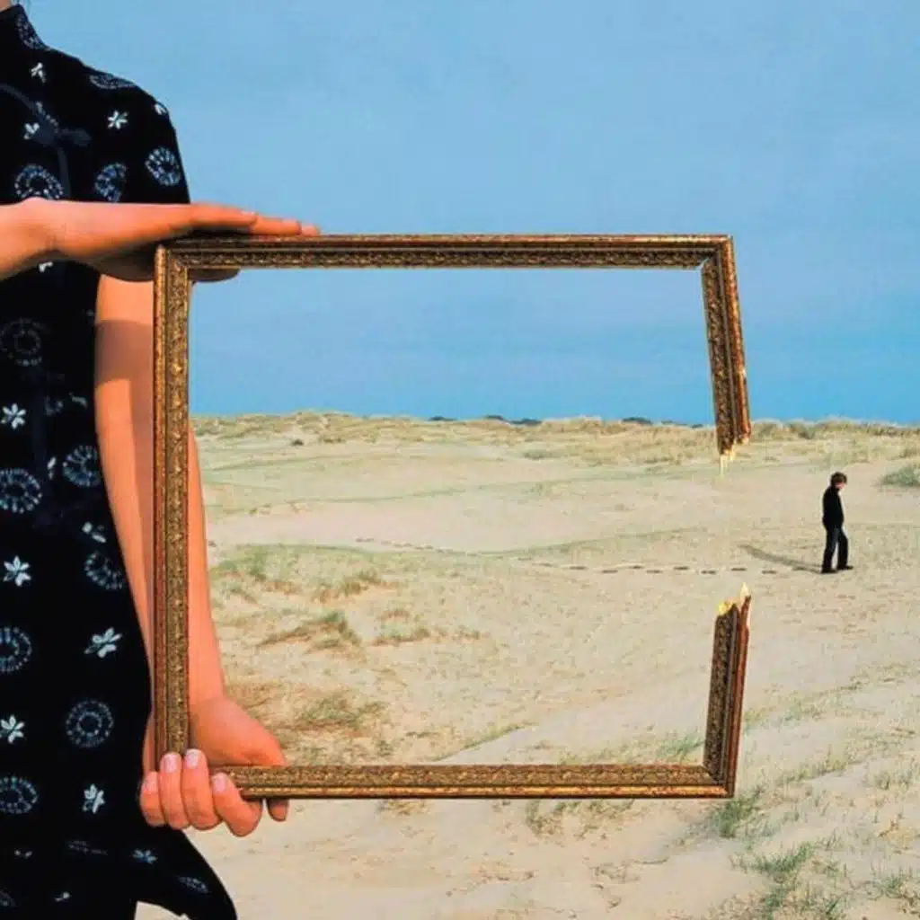 طيرٌ مسجون في سماء