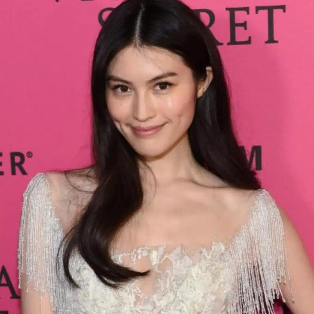 Hà Tuệ đẹp tựa tiên cá tại sự kiện GQ, người yêu Trần Vỹ Đình lại nắm tay Dương Mịch cực tình