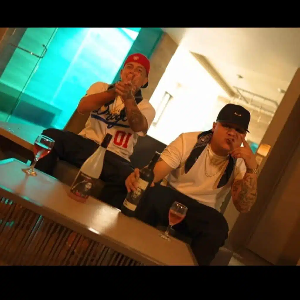 Ella Es (feat. Geassassin & Rich Vagos)