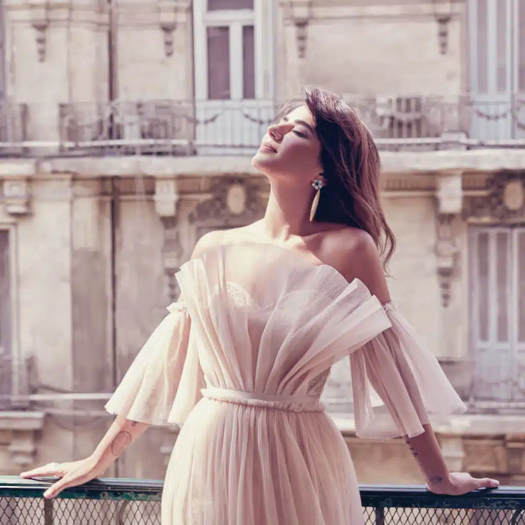 أنا لها شمس