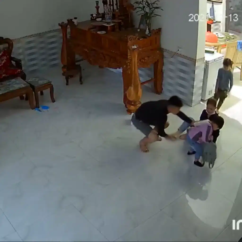 Bé gái bị mẹ thiên vị em trai, “bên đon đả, bên lạnh nhạt” khiến netizen chạnh lòng