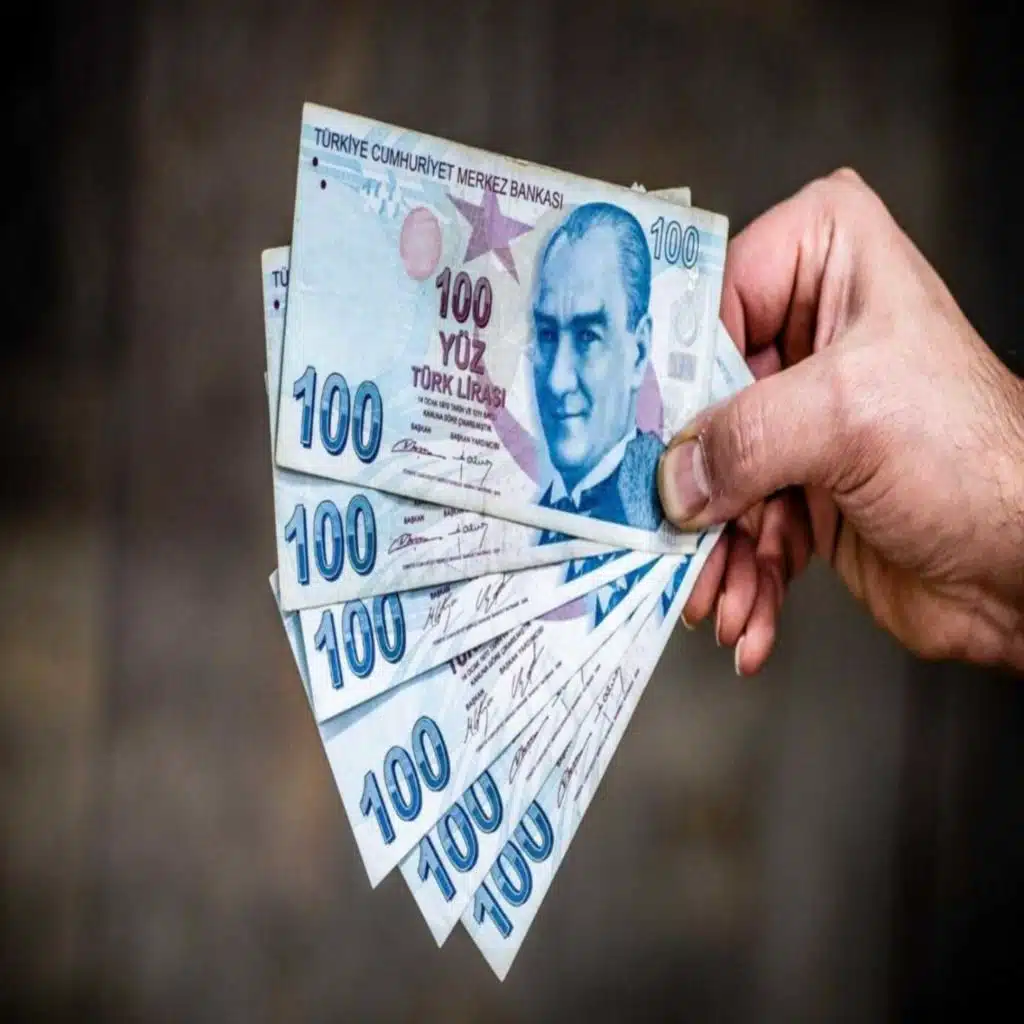 هل ينجح أردوغان في وقف الانهيار الكارثي لليرة التركية؟