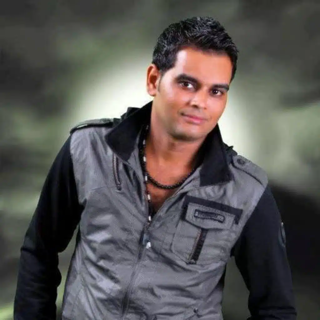 عايشين فى الدنيا 