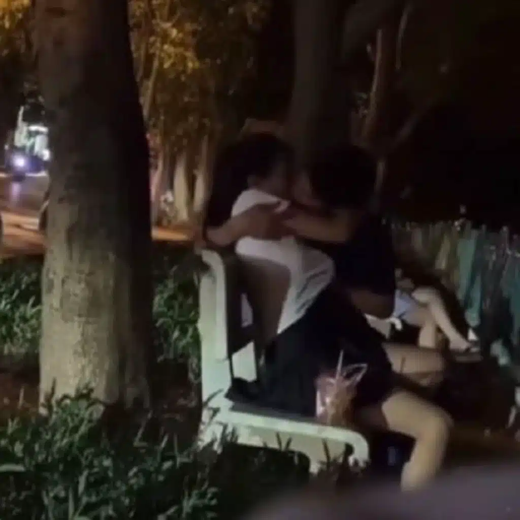 Cặp đôi sinh viên vô tư nằm lên đùi nhau, ôm hôn sờ soạng ở nơi công cộng