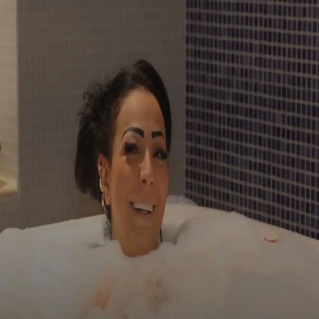 الحمام حامي ويجي عمري يحكيلي