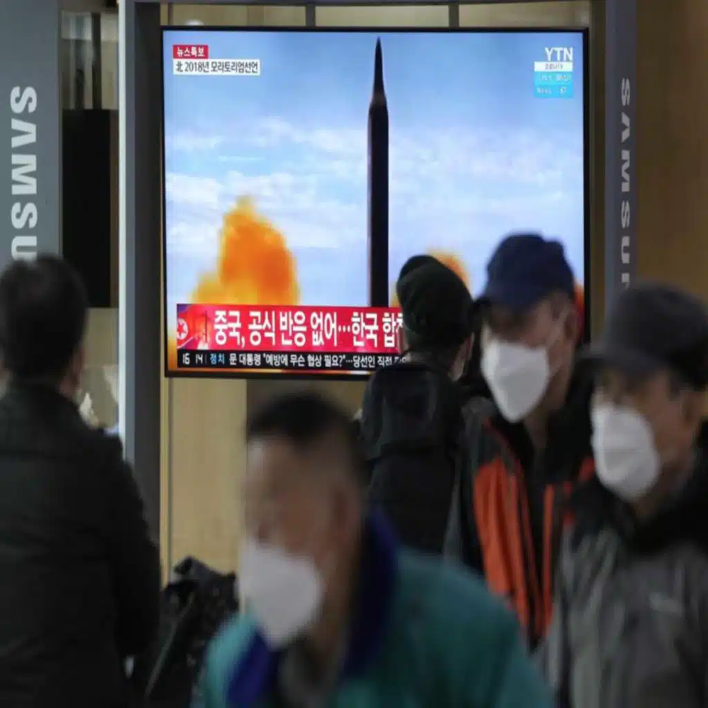 كوريا الشماليه أطلقت باليستي مداه 15 الف كيلو والجنوبية ترد بصواريخ تحذيرية 