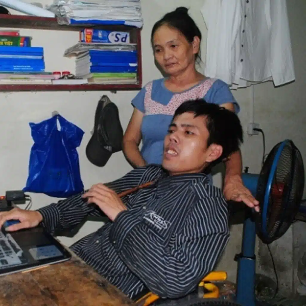 Nhờ tình yêu của mẹ, chàng trai khiếm khuyết hoàn thành ước mơ trở thành kỹ sư vi tính