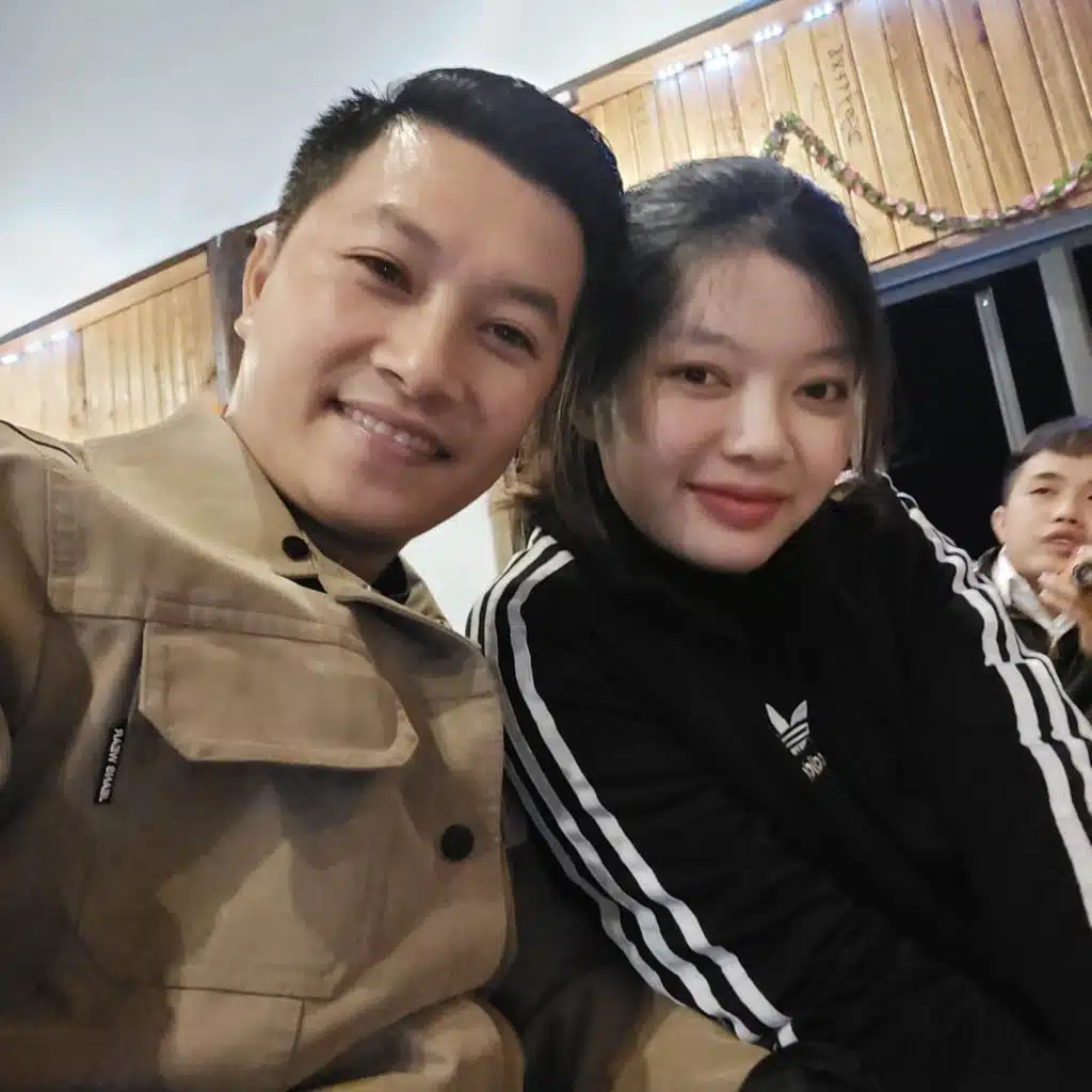 Ông chú hàng xóm "nuôi" cô bé từ năm 4 tuổi, 16 năm sau chú cưới luôn cháu!