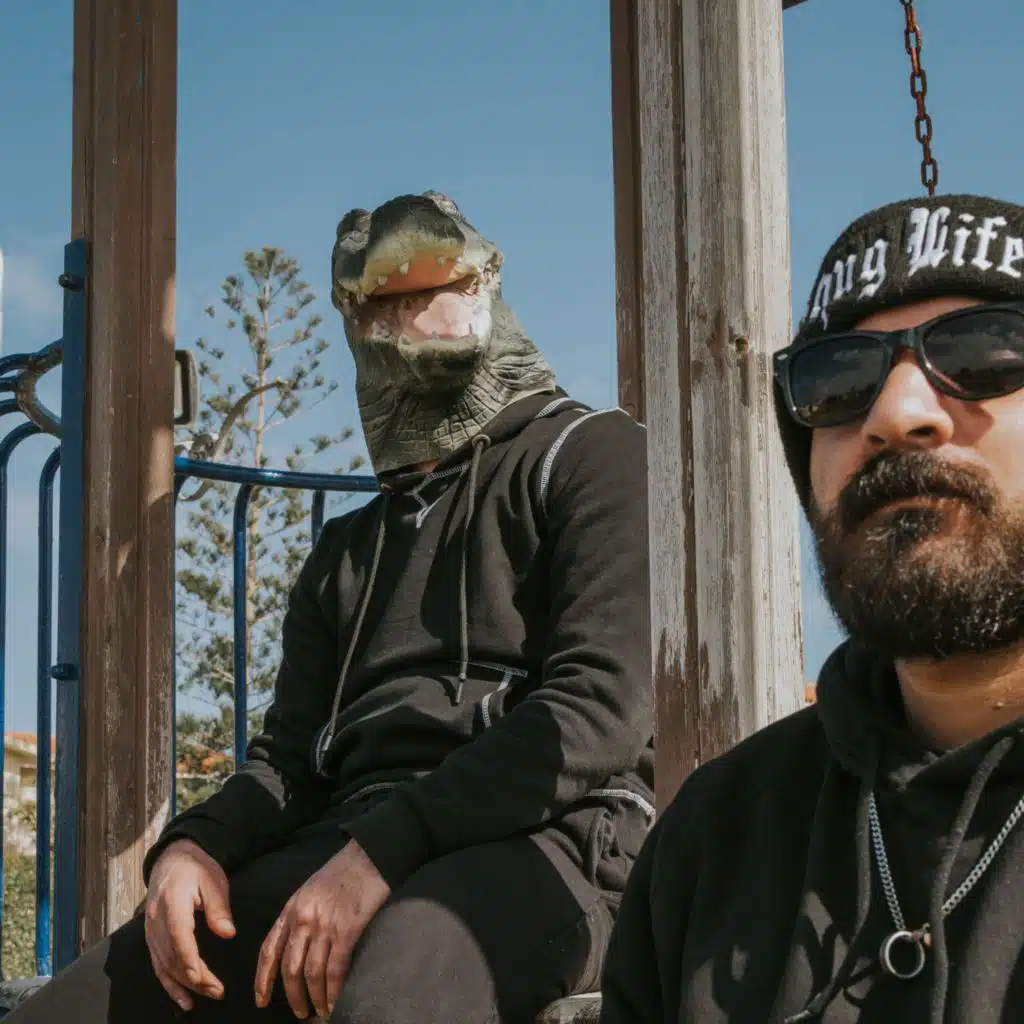 نزلت مع تمساح