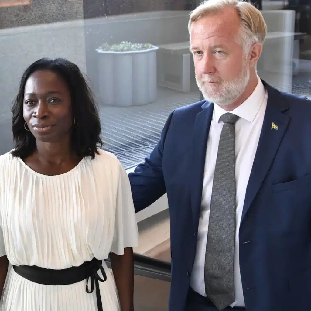 موجز راديو السويد: يوان بيرشون يخلُف سابوني برئاسة الحزب الليبرالي.&nbsp;مشفى سكونة يحقق بانتشار السالمونيلا بمنظار طبي