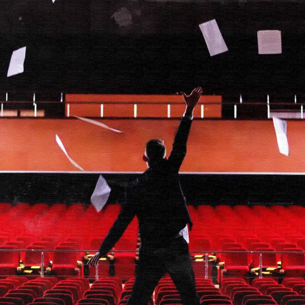 За кулисами