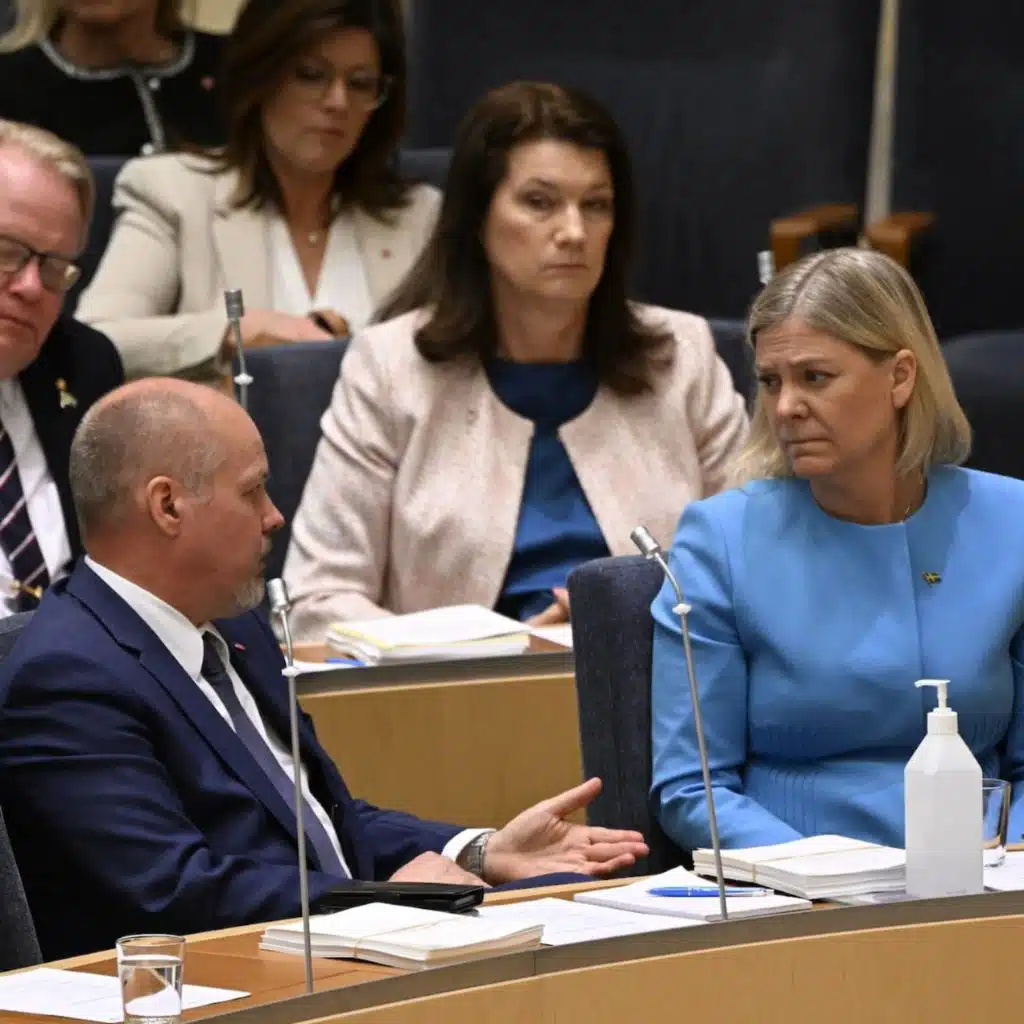 وزیر عدلیه در سمت اش ابقا شد؛ سخنرانی رهبران احزب سوسیال دموکرات و چپ در هفته سیاستمداران در یروا و کاهش سهم دولت در هواپیمایی ساس