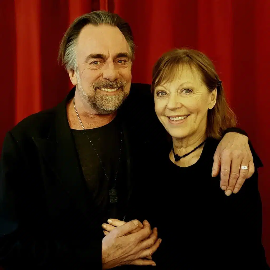 Lill Lindfors och Rikard Wolff spelar musik som berör