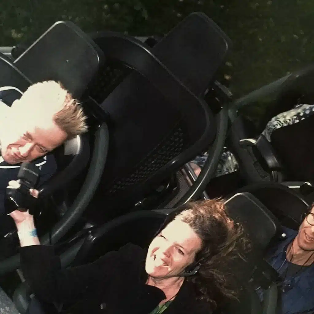 Hur många g-krafter känner man i fritt fall och är man tyngdlös i bergodalbanan?