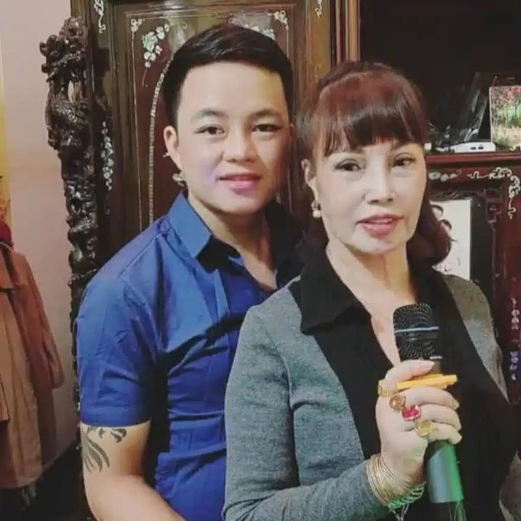 Cô dâu 63 tuổi hiếm hoi lộ diện cùng chồng sau ồn ào qua đời: Nhìn như gái 20