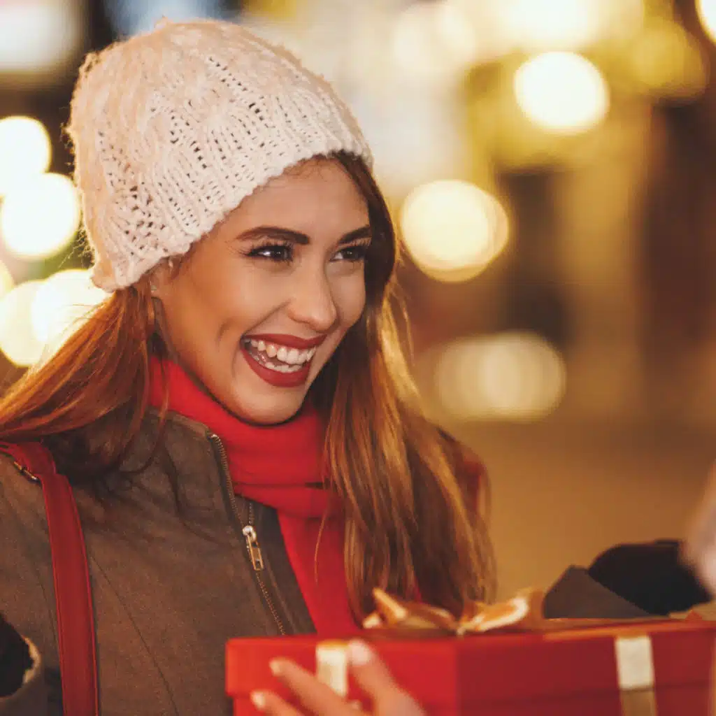 E iarna (feat. Culita Sterp, Florin Cercel, Ella Tina, Puisor de la Medias, Ticy, Laura & Danezu)