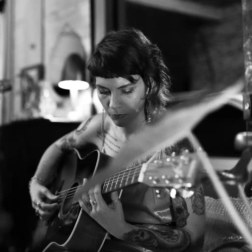 Six Feet Under (Acoustic) (Ao Vivo)