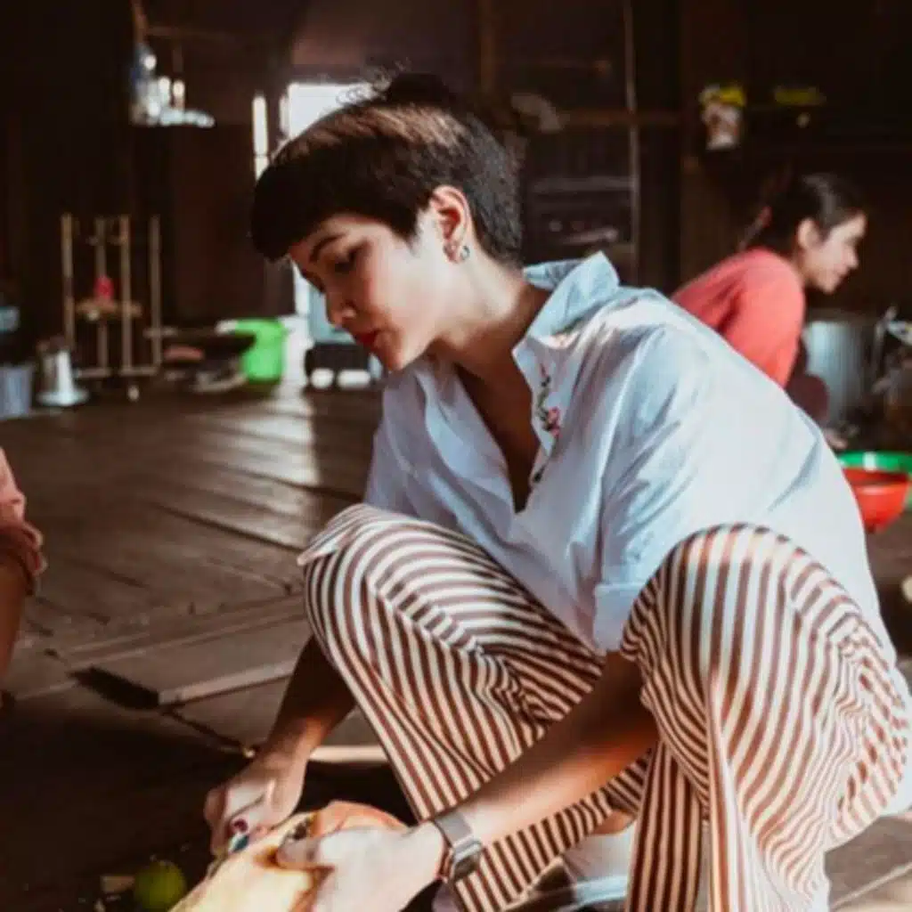 H’Hen Niê báo hiếu bằng cách "mang cọc tiền về cho mẹ”, mua cả quả đồi cho cha