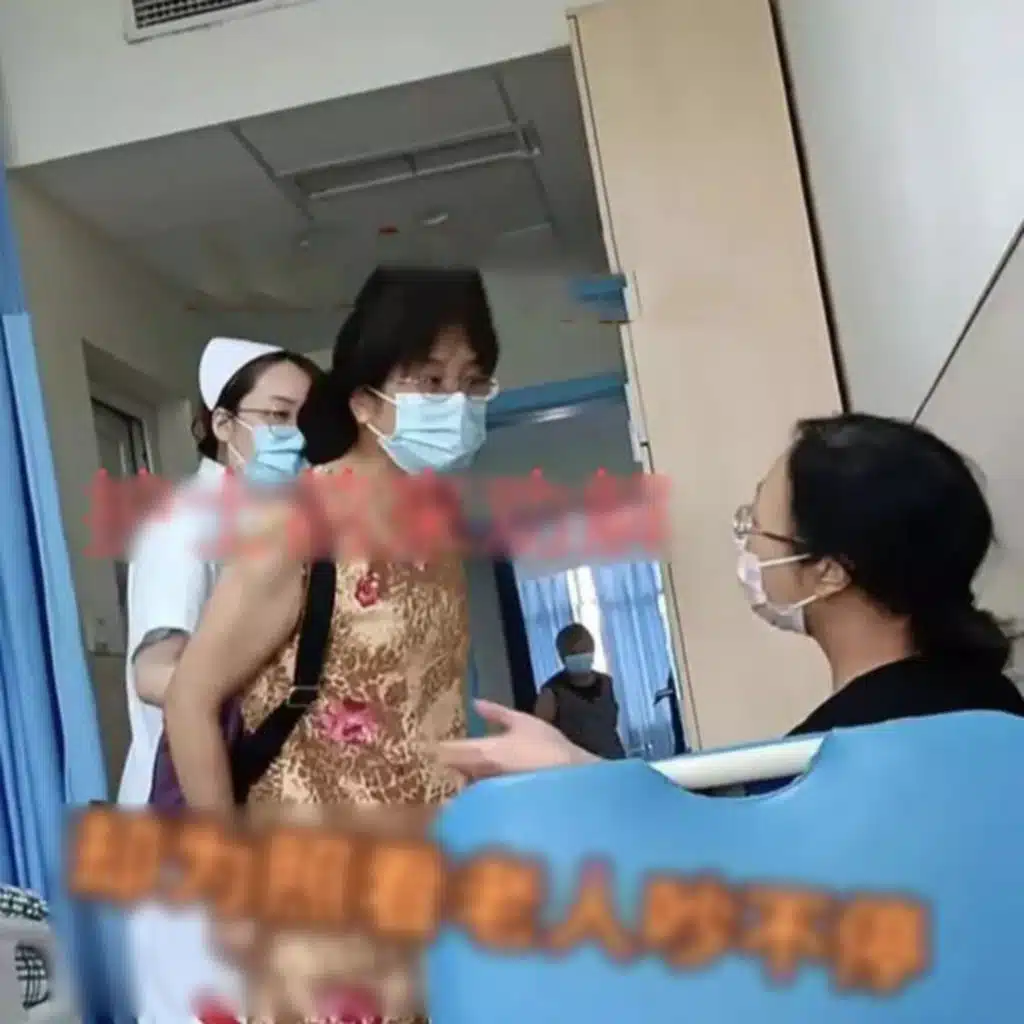 Xót xa cảnh mẹ già bất lực nhìn 3 con gái cãi nhau, đùn đẩy trách nhiệm chăm mẹ bệnh